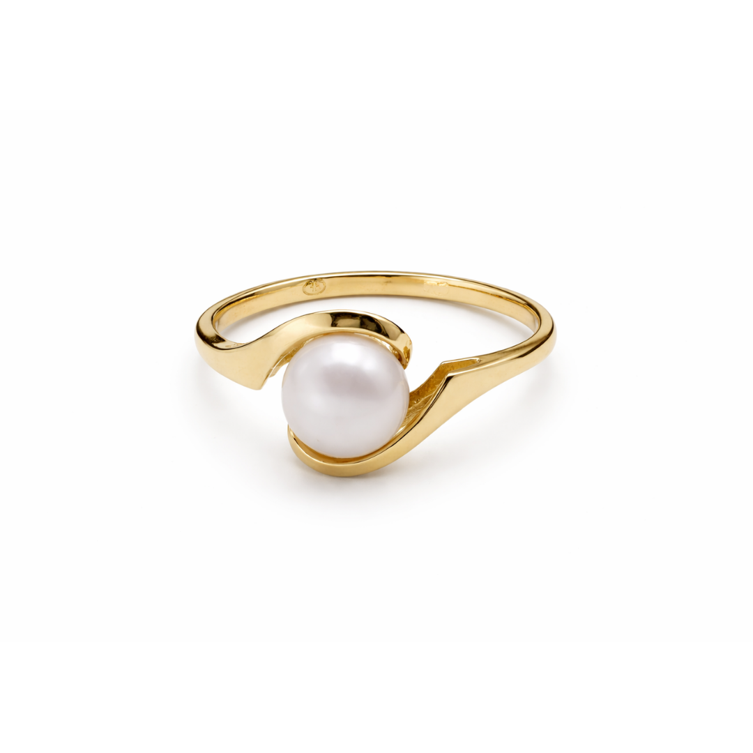 Złoty pierścionek z perłą